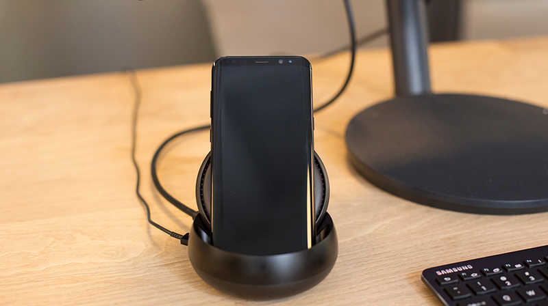 El Samsung DeX es del tamaño de un disco de hockey. (Fotografía: Gizmodo / Eleanor Fye)